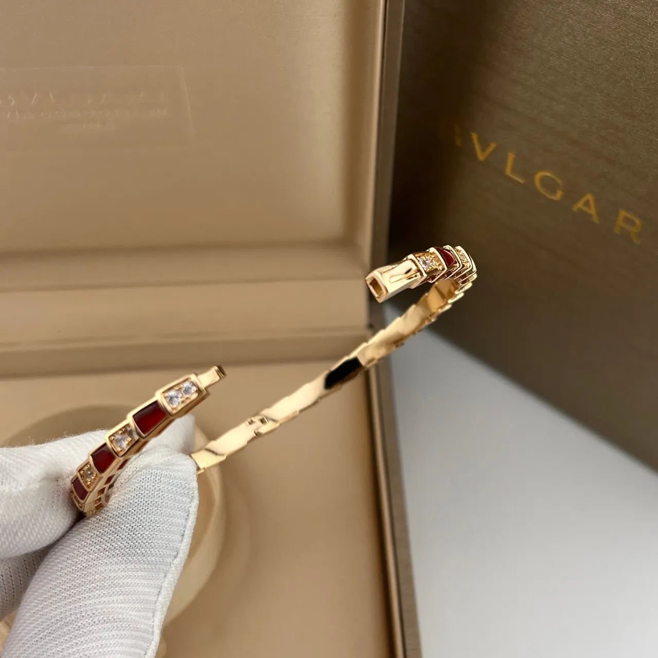 Bvlgari Bracelet en Or Multicolore Géométrique Segmenté avec incrustation de pierres dures 5