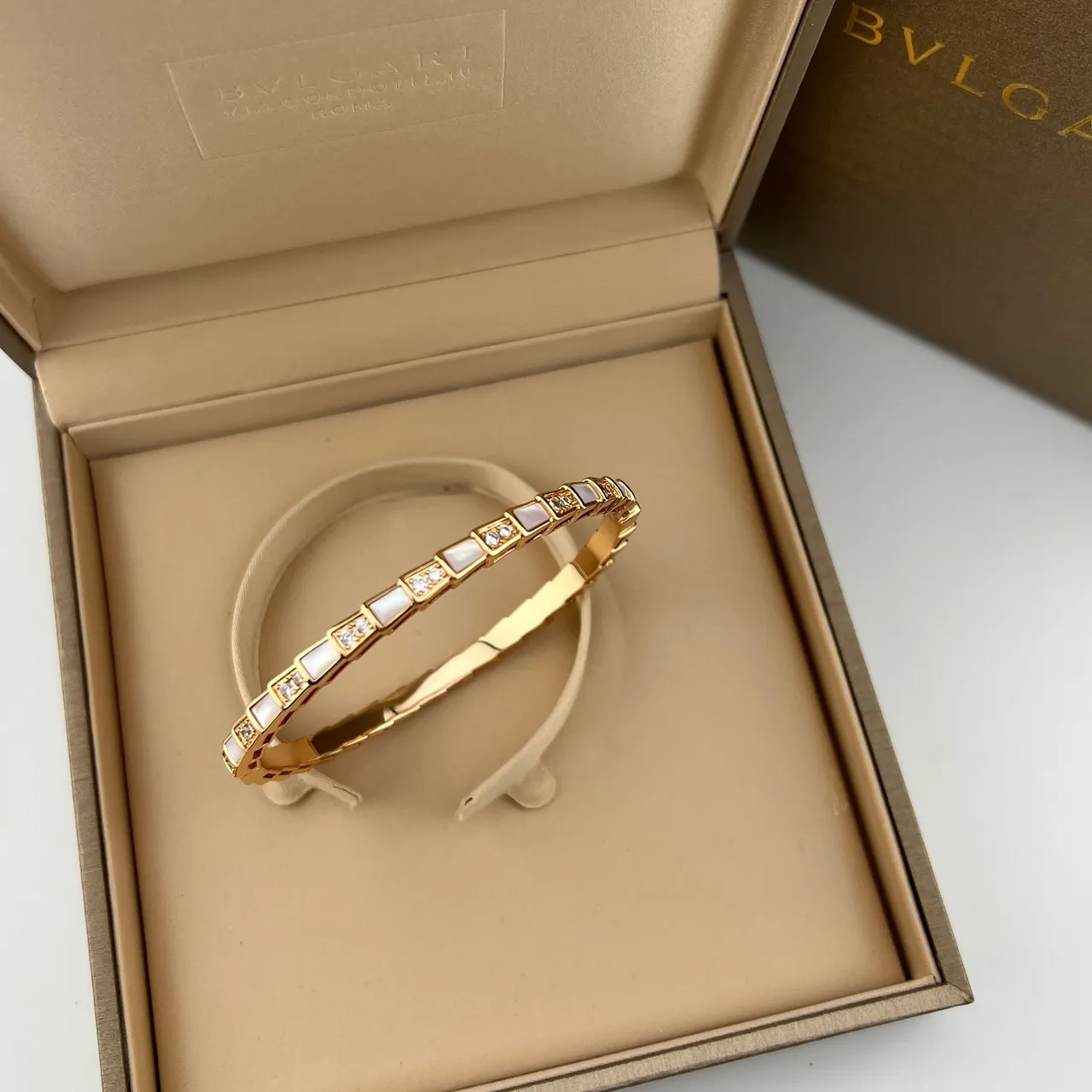 Bvlgari Bracelet en Or Multicolore Géométrique Segmenté avec incrustation de pierres dures 7