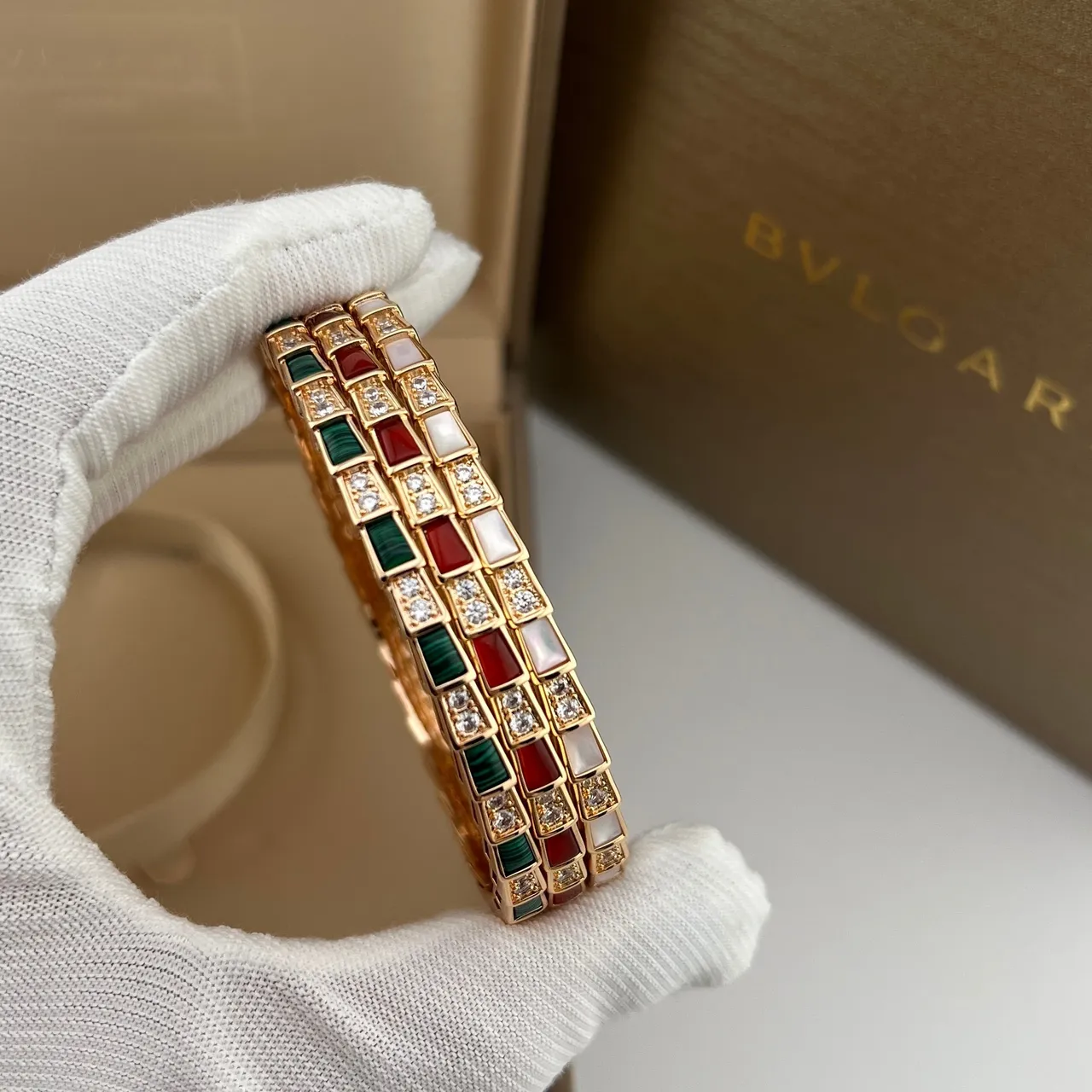 Bvlgari Bracelet en Or Multicolore Géométrique Segmenté avec incrustation de pierres dures 9