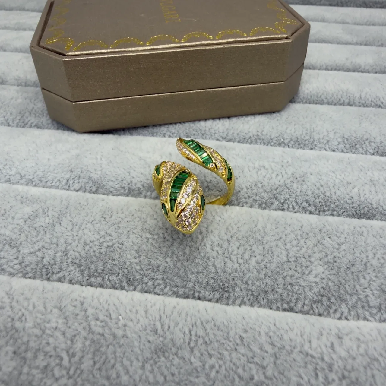 Bvlgari Bague Or Vert Design Spirale Serpentina Pierres Baguette 2