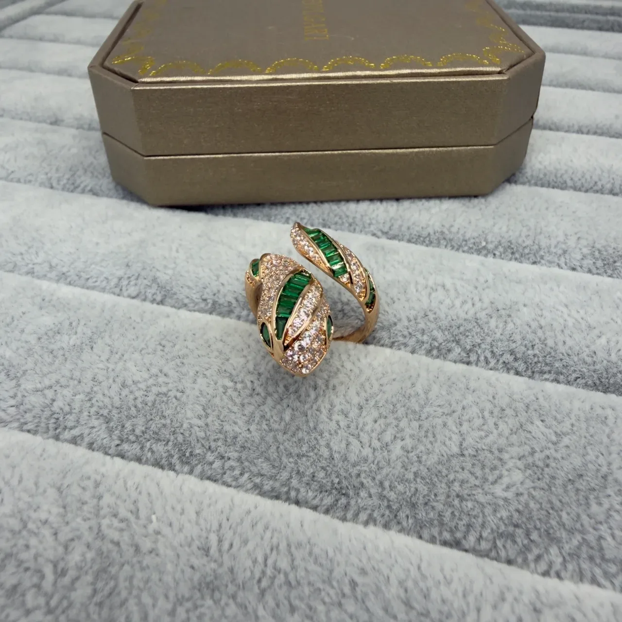 Bvlgari Bague Or Vert Design Spirale Serpentina Pierres Baguette 3