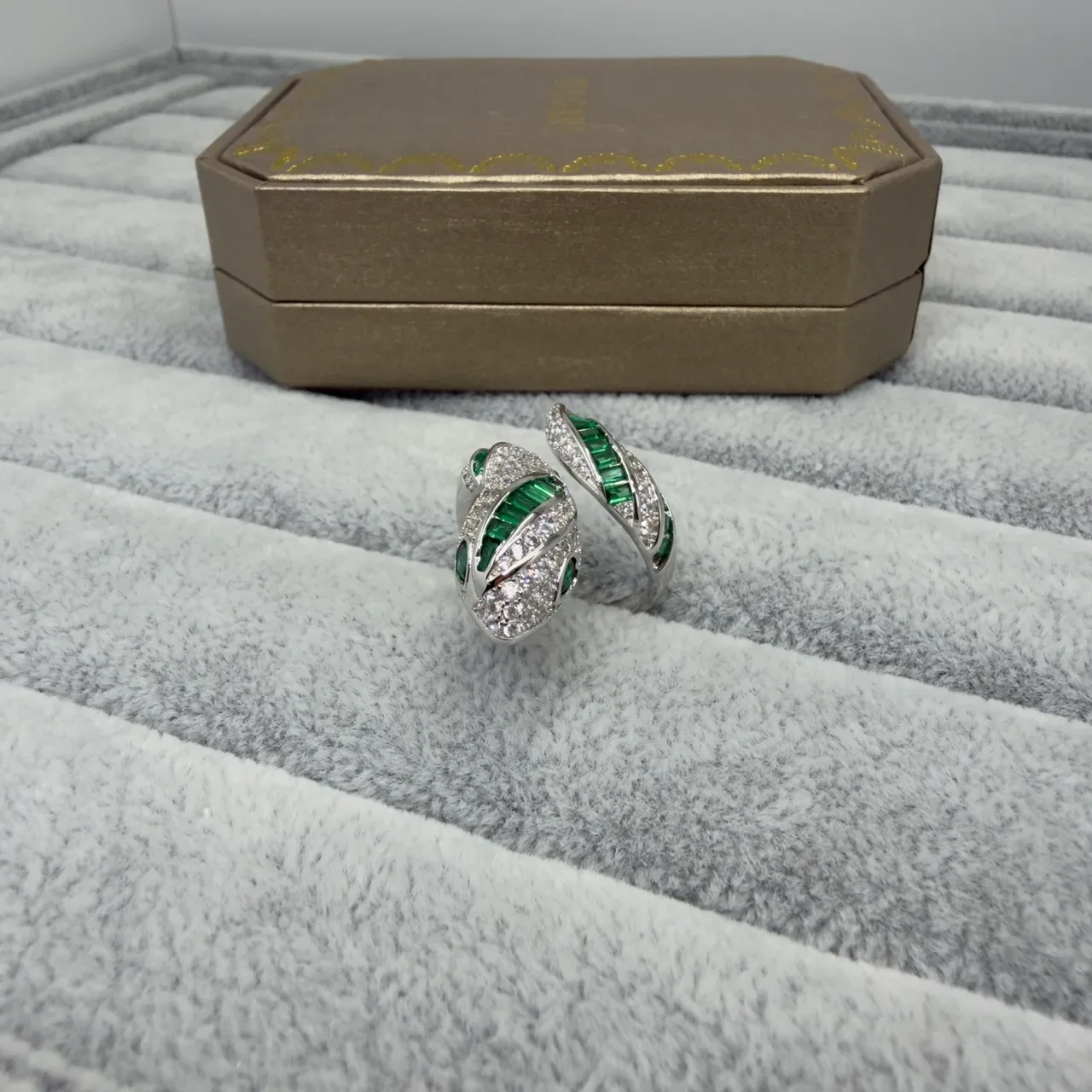 Bvlgari Bague Or Vert Design Spirale Serpentina Pierres Baguette 4