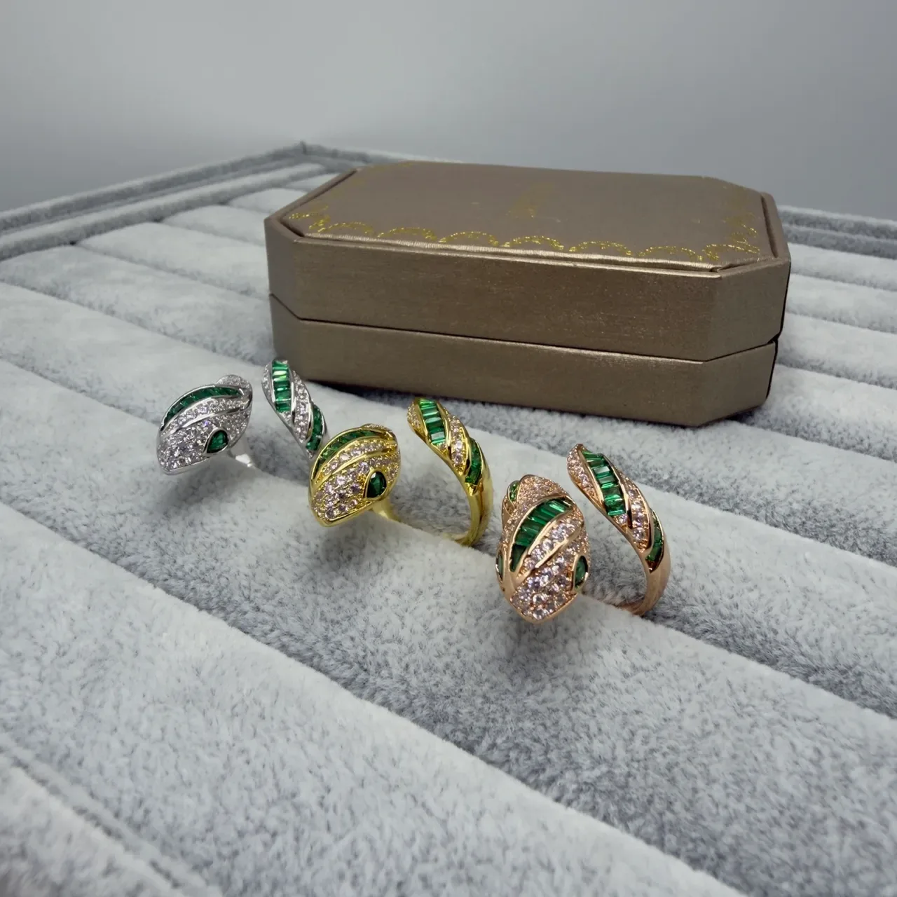 Bvlgari Bague Or Vert Design Spirale Serpentina Pierres Baguette 5
