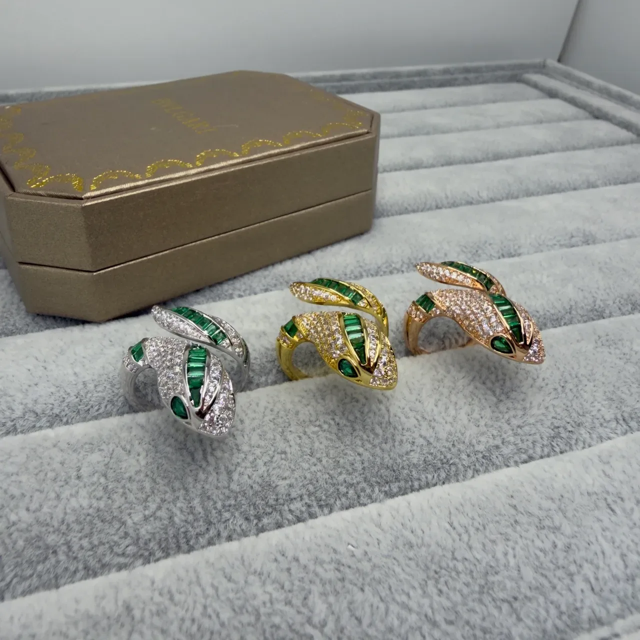 Bvlgari Bague Or Vert Design Spirale Serpentina Pierres Baguette 6