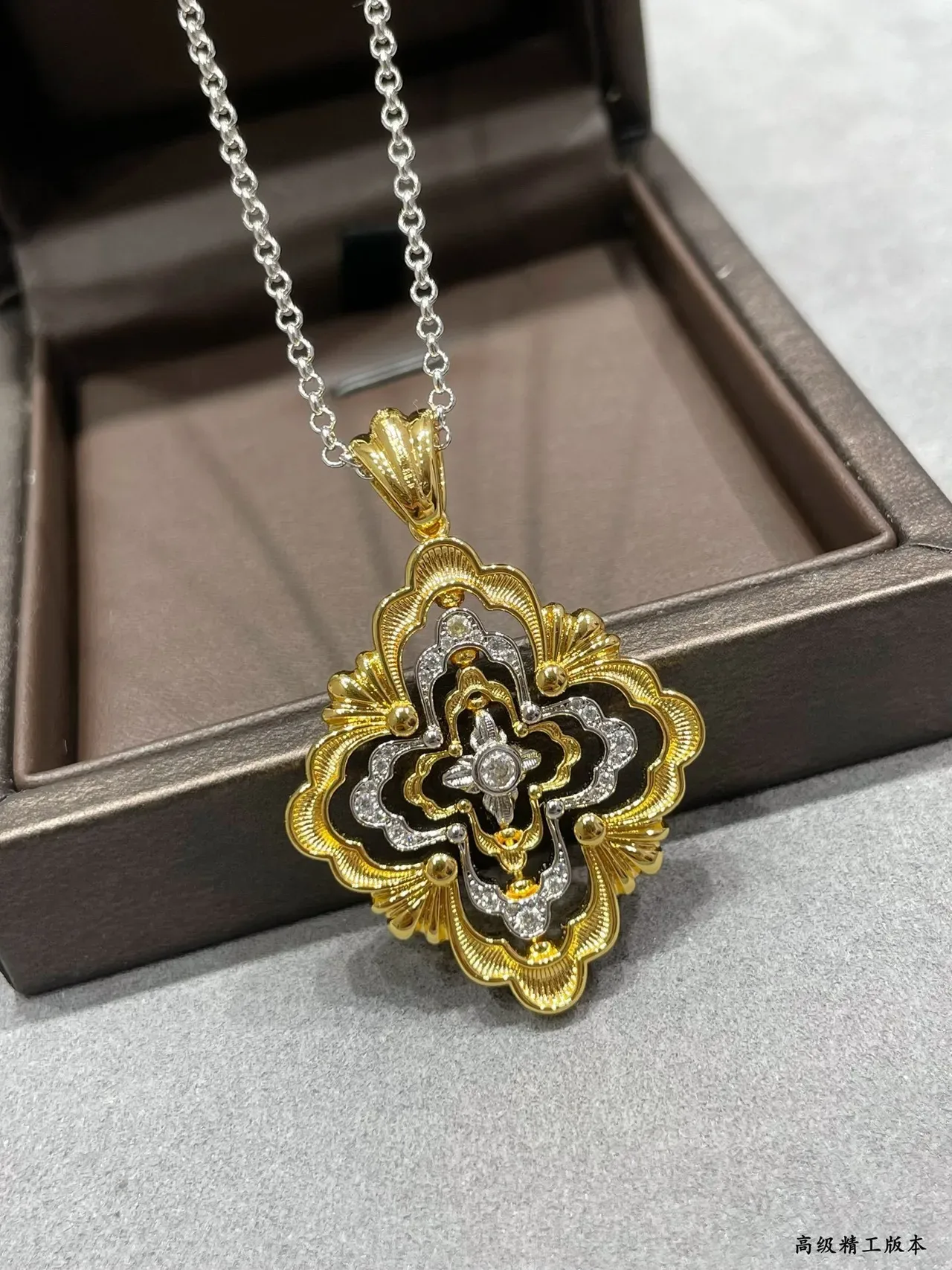 Bvlgari Ornate Floral Quatrefoil colar com pingente 5