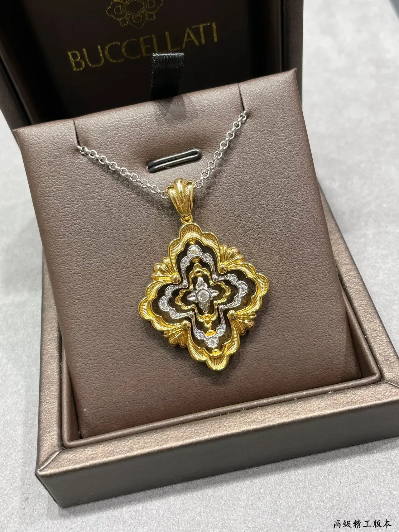 Bvlgari Ornate Floral Quatrefoil colar com pingente 6