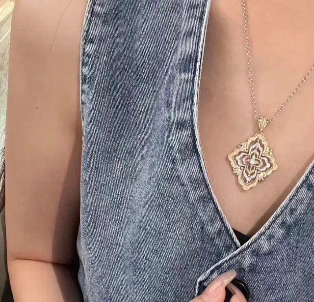 Bvlgari Ornate Floral Quatrefoil colar com pingente 8