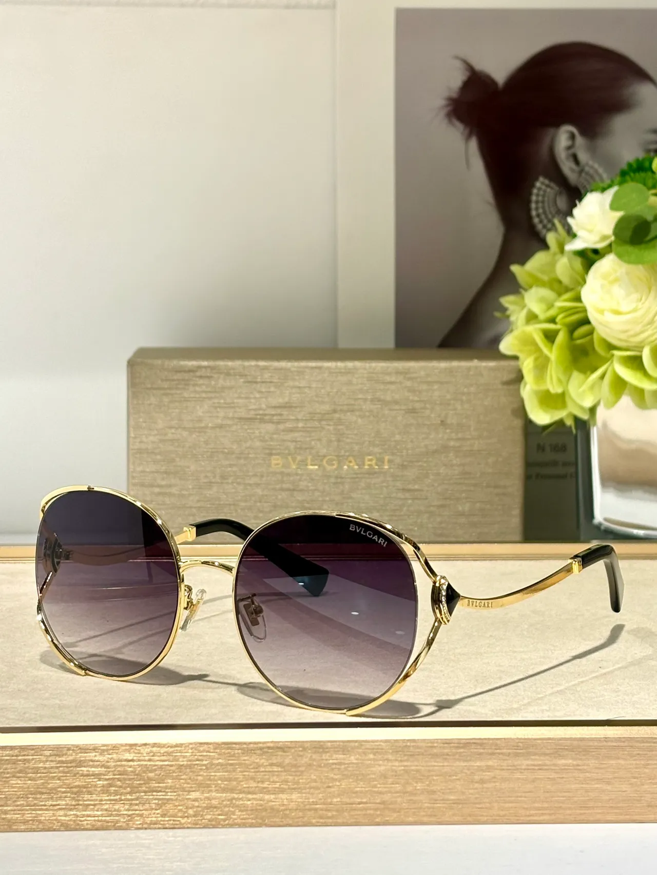 Bvlgari ওভাল সোনা এবং কালো গ্র্যাডিয়েন্ট লেন্স সানগ্লাস 4