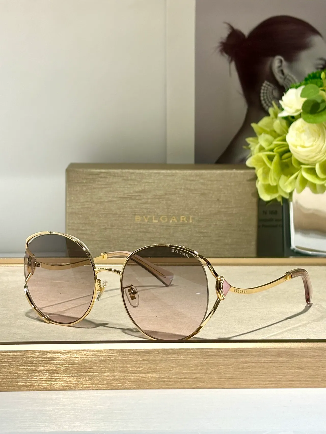 Bvlgari ওভাল সোনা এবং কালো গ্র্যাডিয়েন্ট লেন্স সানগ্লাস 5