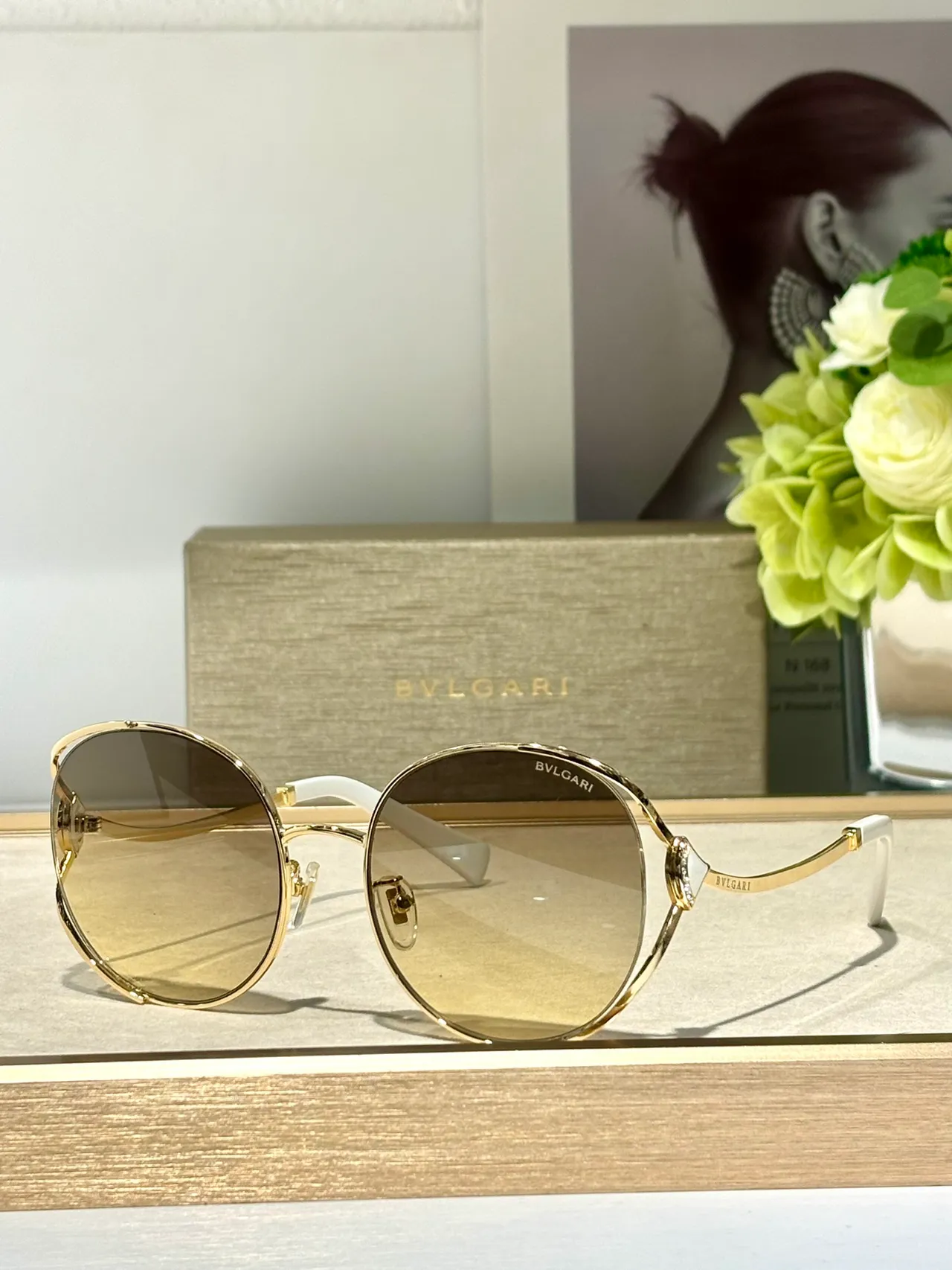 Bvlgari ওভাল সোনা এবং কালো গ্র্যাডিয়েন্ট লেন্স সানগ্লাস 6