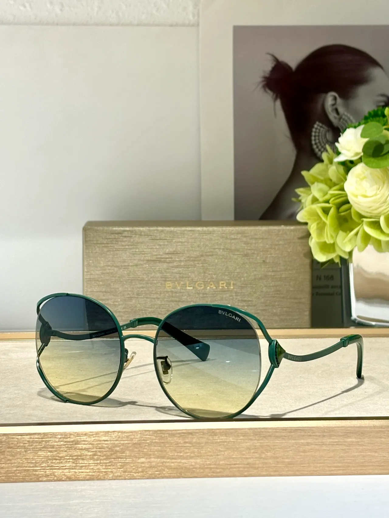 Bvlgari ওভাল সোনা এবং কালো গ্র্যাডিয়েন্ট লেন্স সানগ্লাস 7