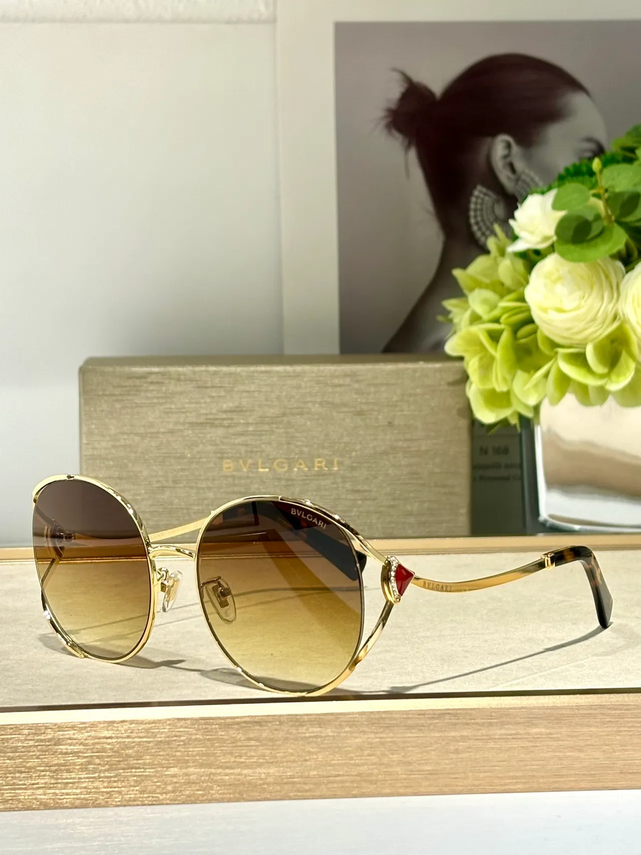 Bvlgari ওভাল সোনা এবং কালো গ্র্যাডিয়েন্ট লেন্স সানগ্লাস 9