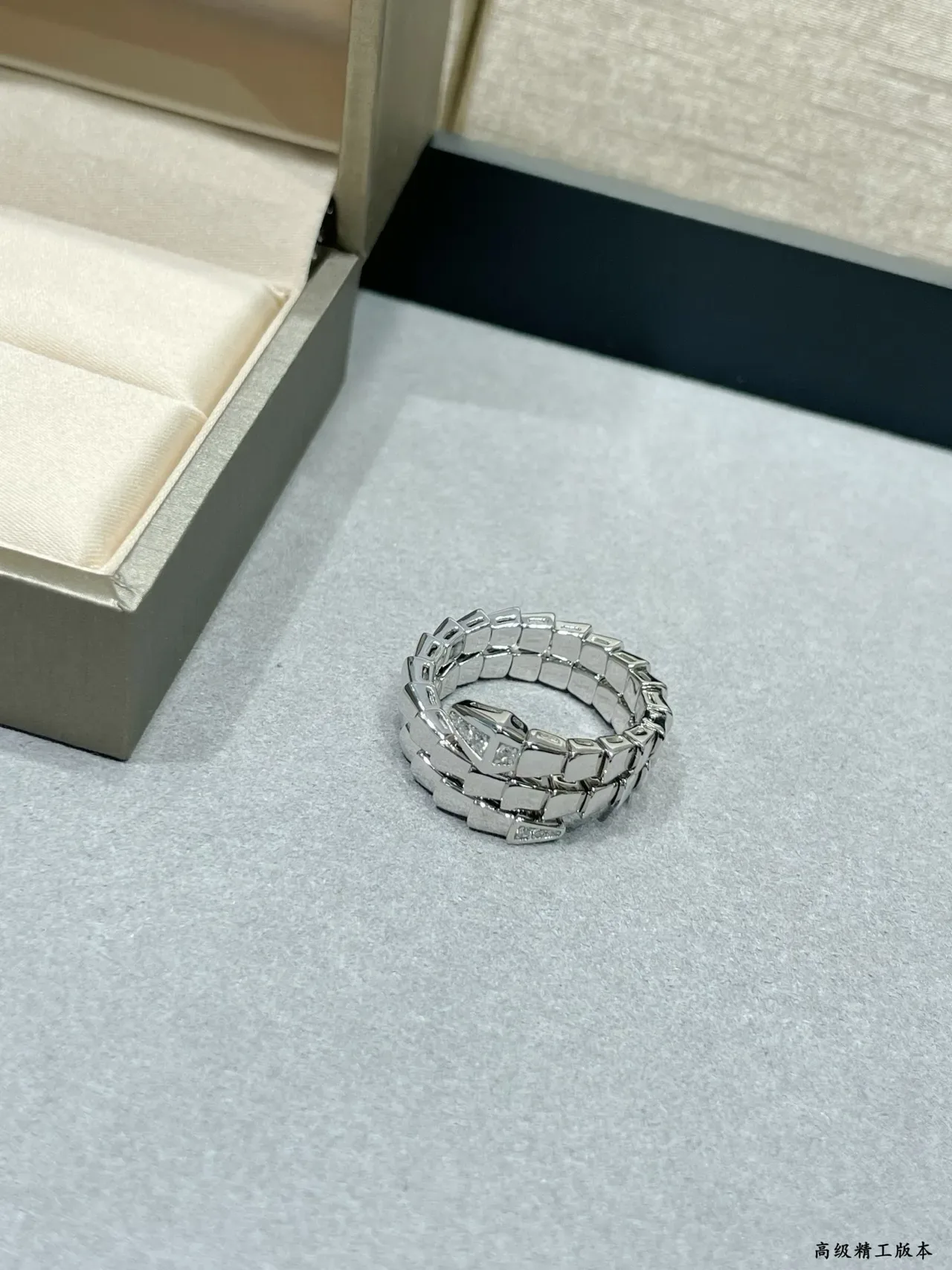 Bvlgari Serpenti Coiled Diamond-Eye Bagues en Or 4