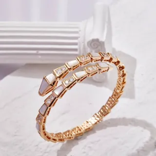 Bvlgari Serpenti कोइल्ड गोल्ड टोन मदर ऑफ पर्ल और क्रिस्टल ब्रेसलेट