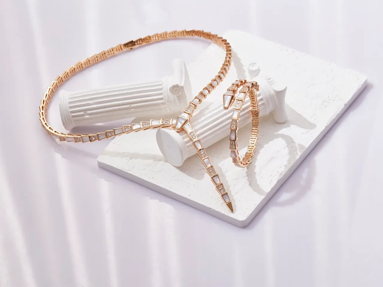 Bvlgari Serpenti Bracelet Enroulé Doré Nacre et Cristal 2