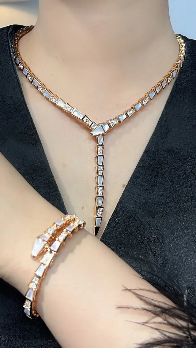 Bvlgari Serpenti Bracelet Enroulé Doré Nacre et Cristal 5
