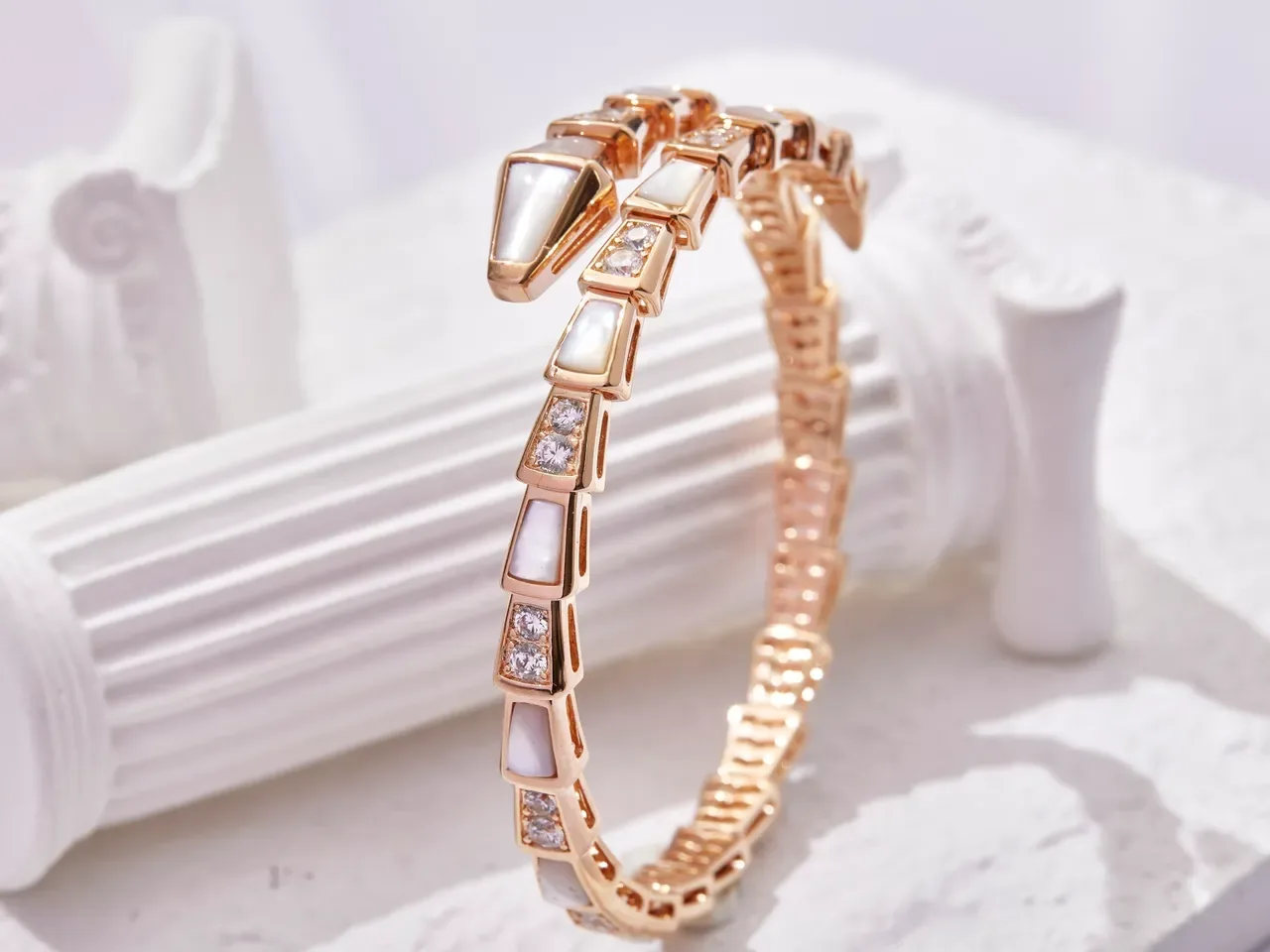 Bvlgari Serpenti Bracelet Enroulé Doré Nacre et Cristal 7