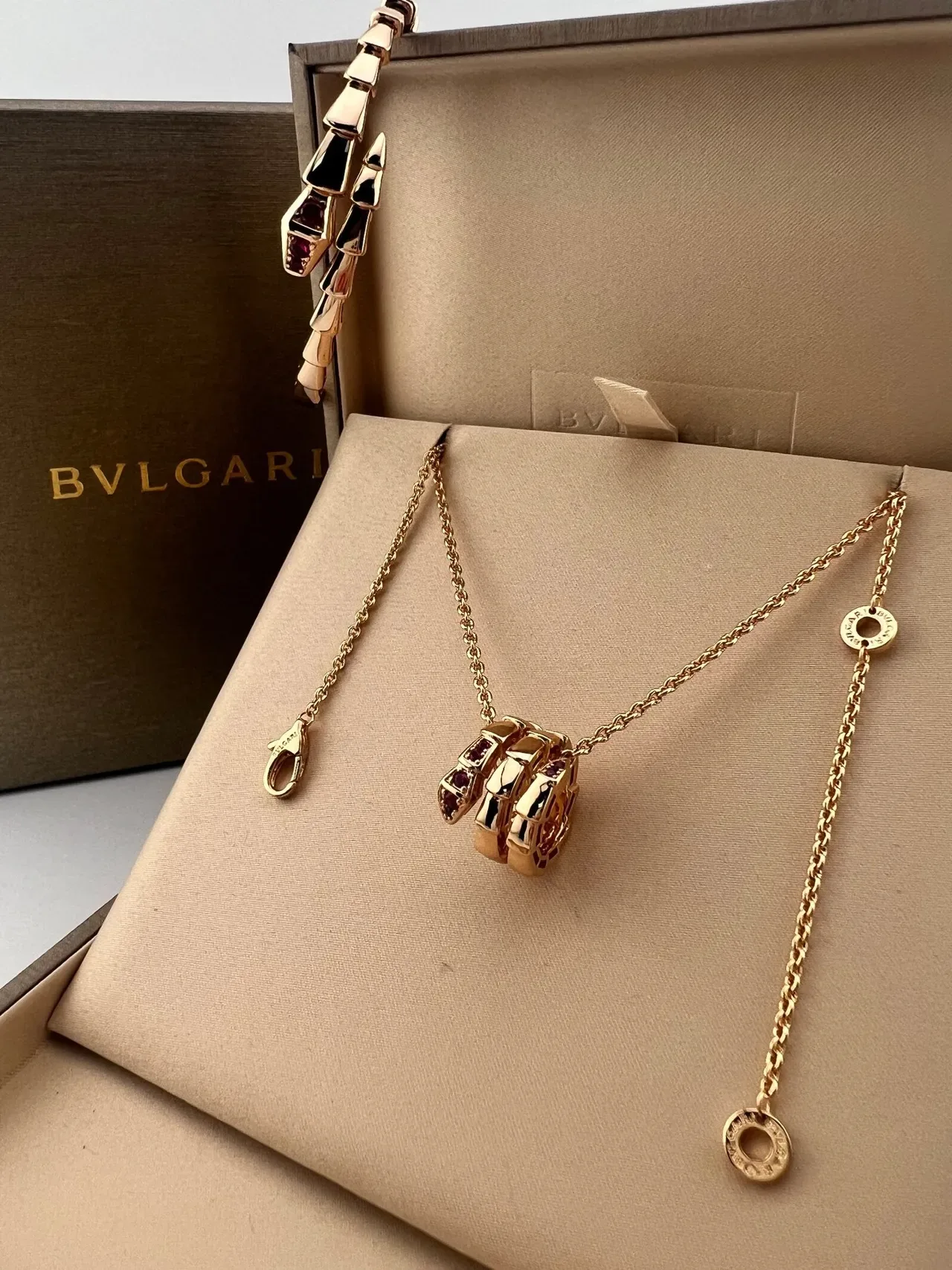 Bvlgari Serpenti Collier avec pendentif de serpent en or et rubis 2