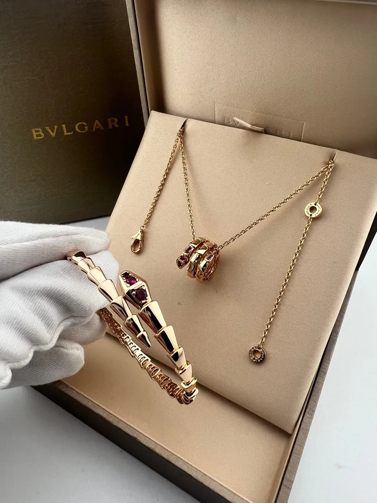 Bvlgari Serpenti Collier avec pendentif de serpent en or et rubis 3