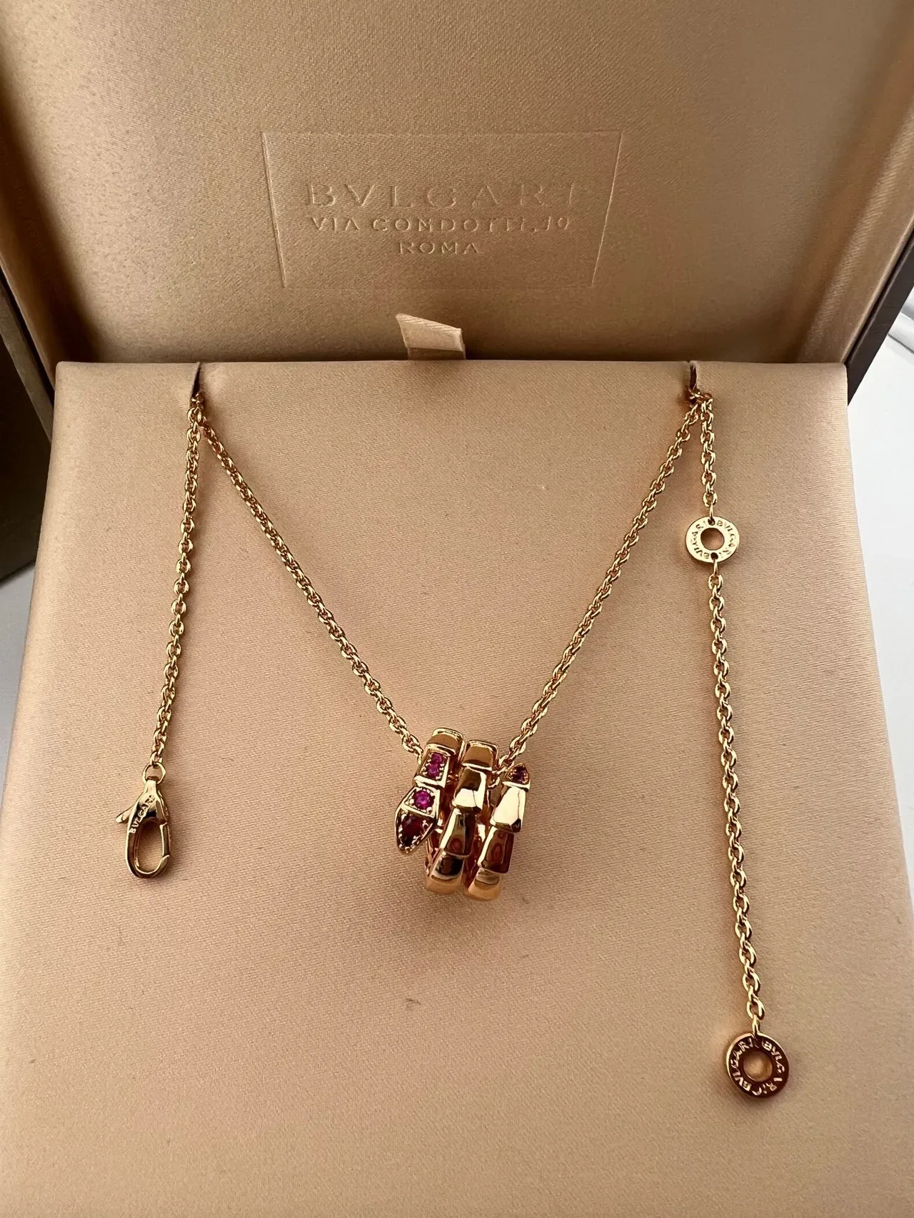 Bvlgari Serpenti Collier avec pendentif de serpent en or et rubis 5