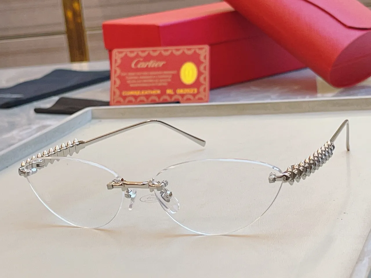 Cartier Clash de Cartier lunettes de soleil sans monture avec barre de sourcils à picots 3