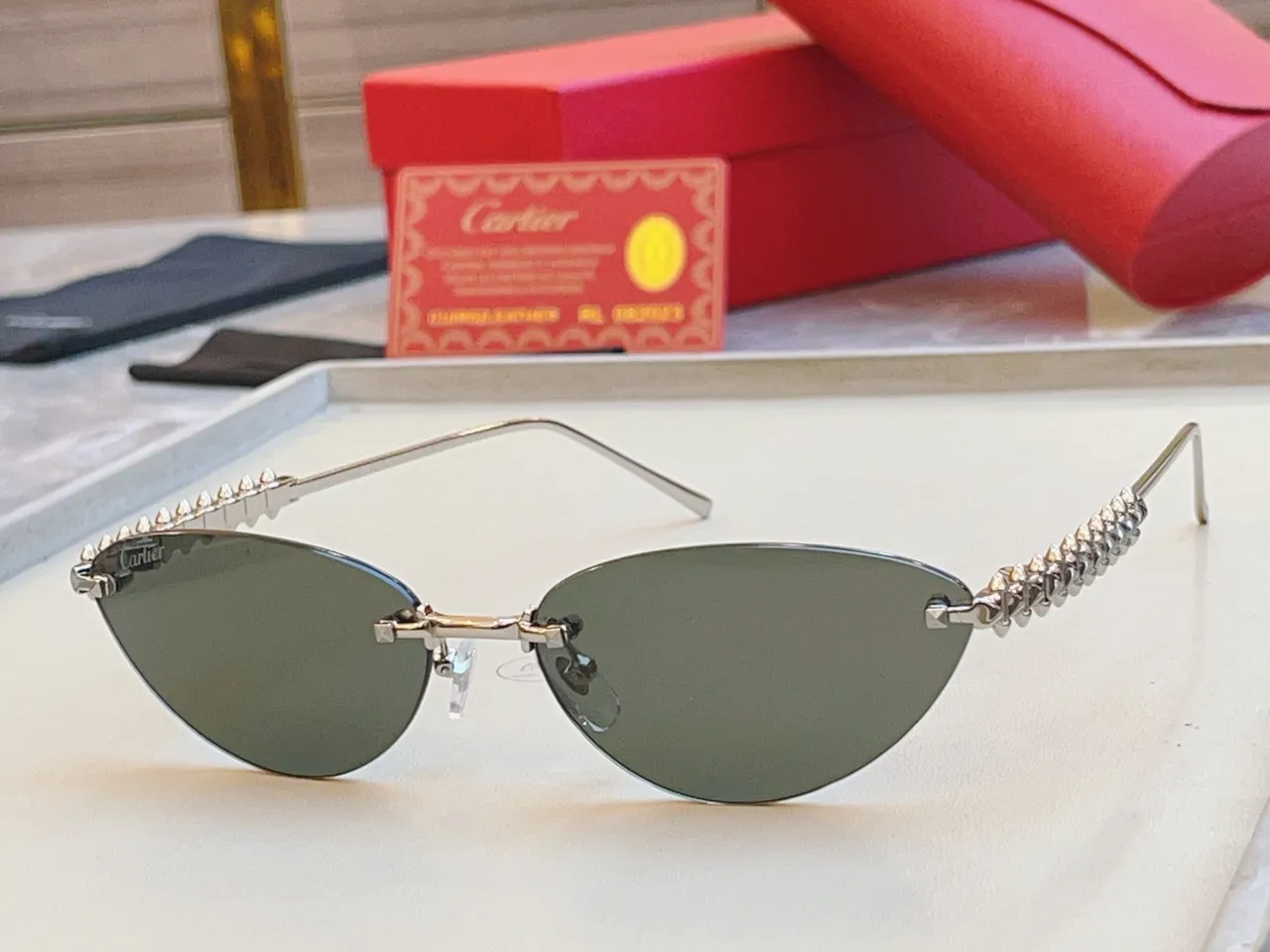 Cartier Clash de Cartier lunettes de soleil sans monture avec barre de sourcils à picots 5