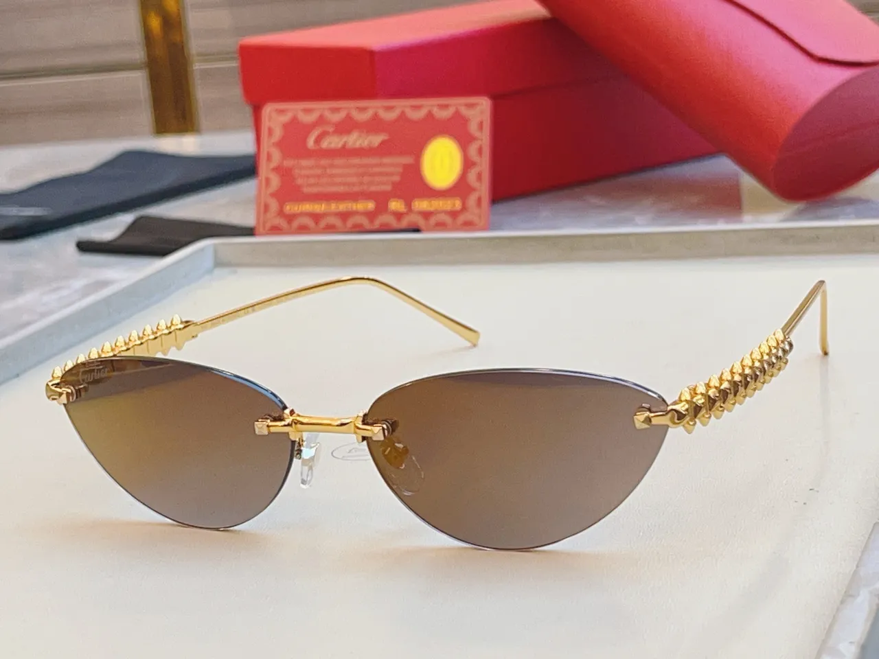 Cartier Clash de Cartier lunettes de soleil sans monture avec barre de sourcils à picots 6