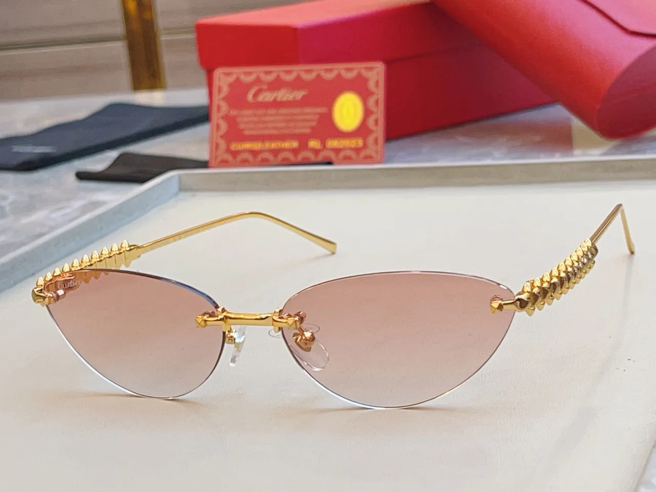Cartier Clash de Cartier lunettes de soleil sans monture avec barre de sourcils à picots 8