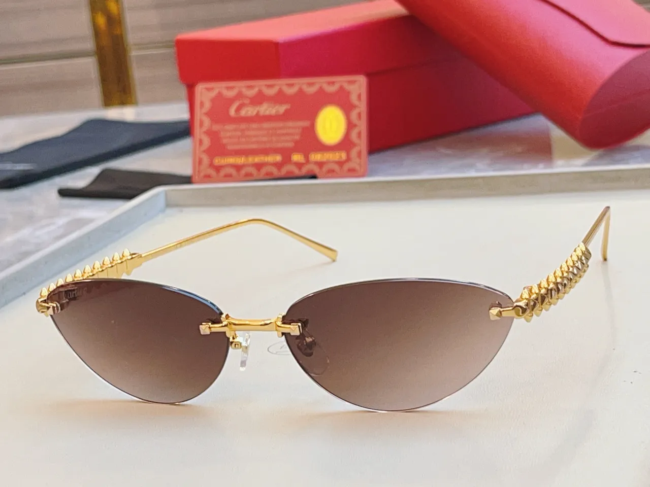Cartier Clash de Cartier lunettes de soleil sans monture avec barre de sourcils à picots 9