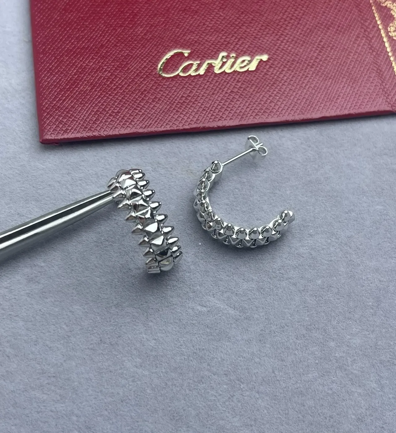 Cartier Clash de Cartier Brincos aro dourados com tachas e picos 2