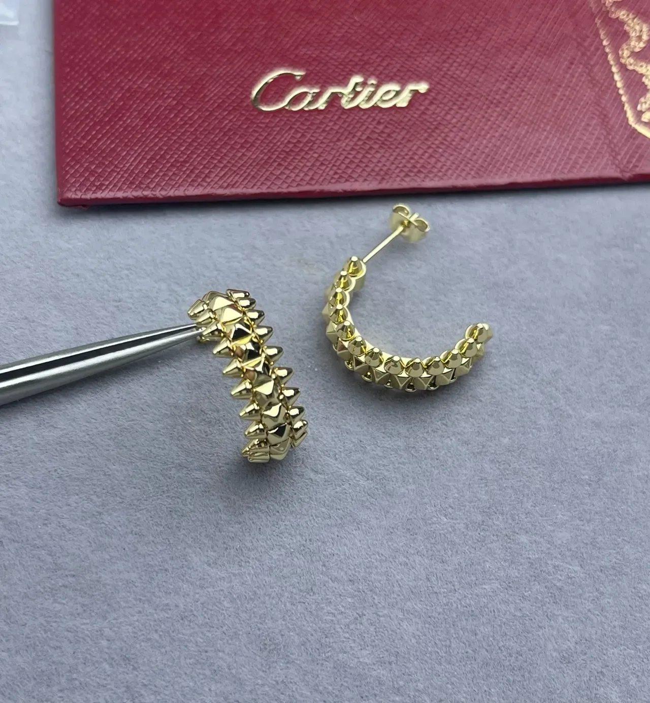Cartier Clash de Cartier Brincos aro dourados com tachas e picos 3