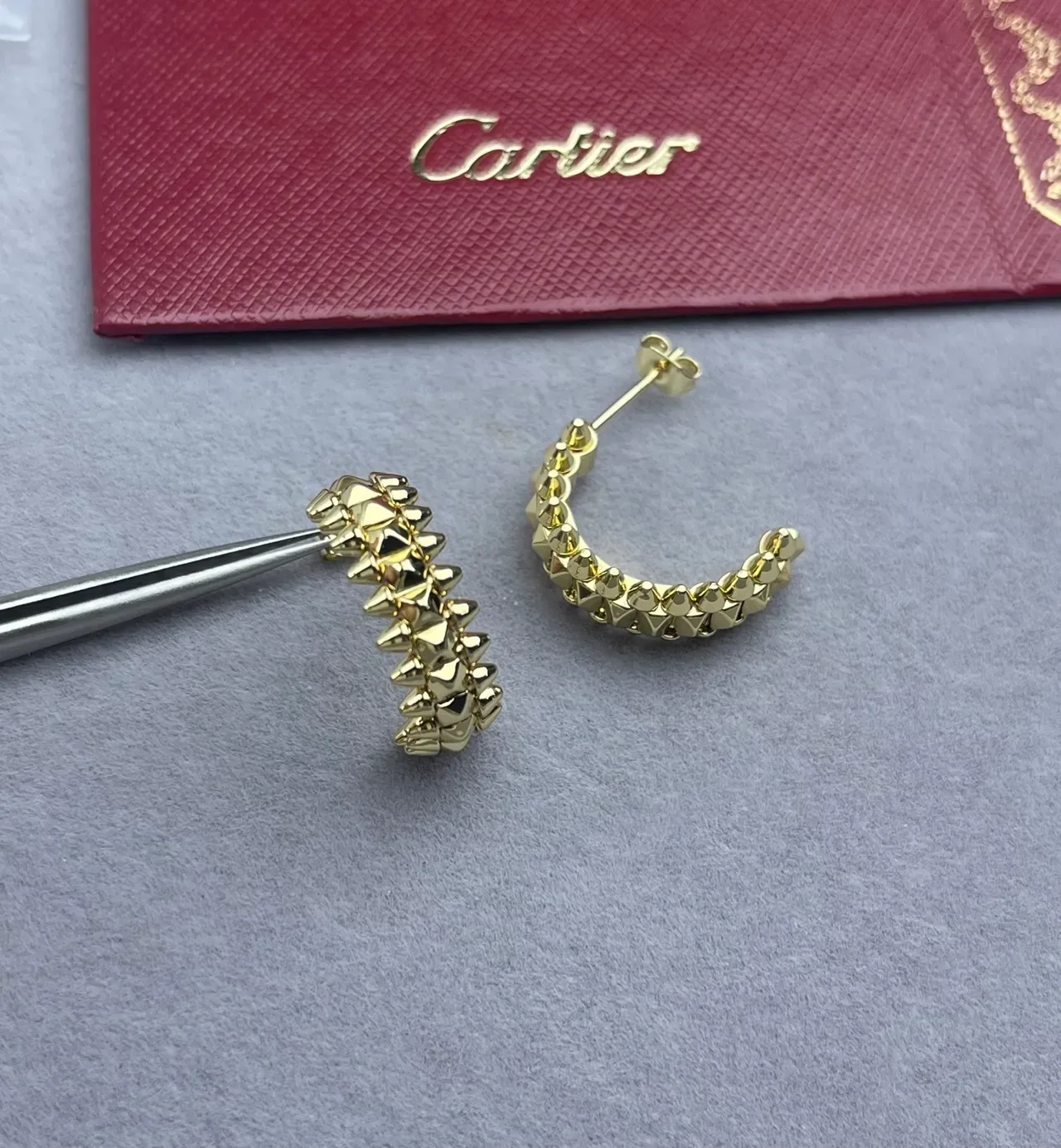 Cartier Clash de Cartier Brincos aro dourados com tachas e picos 4