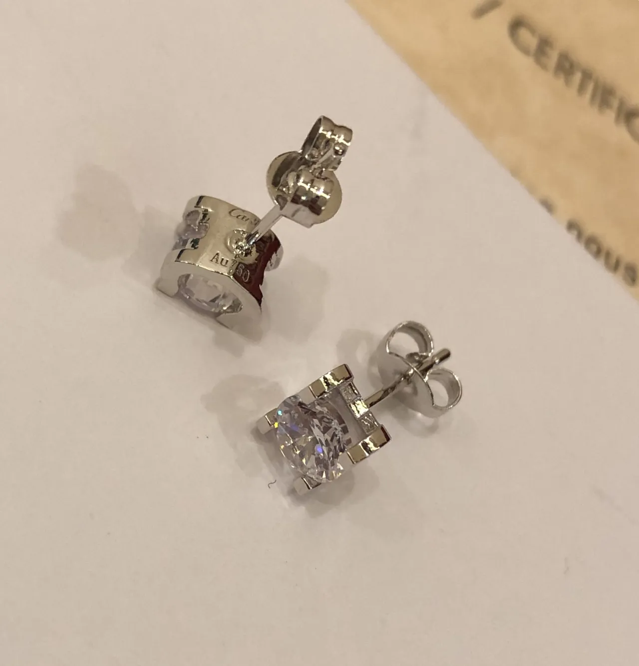 Boucles d'oreilles Cartier Or Transparente Solitaire Quatre Griffes 3