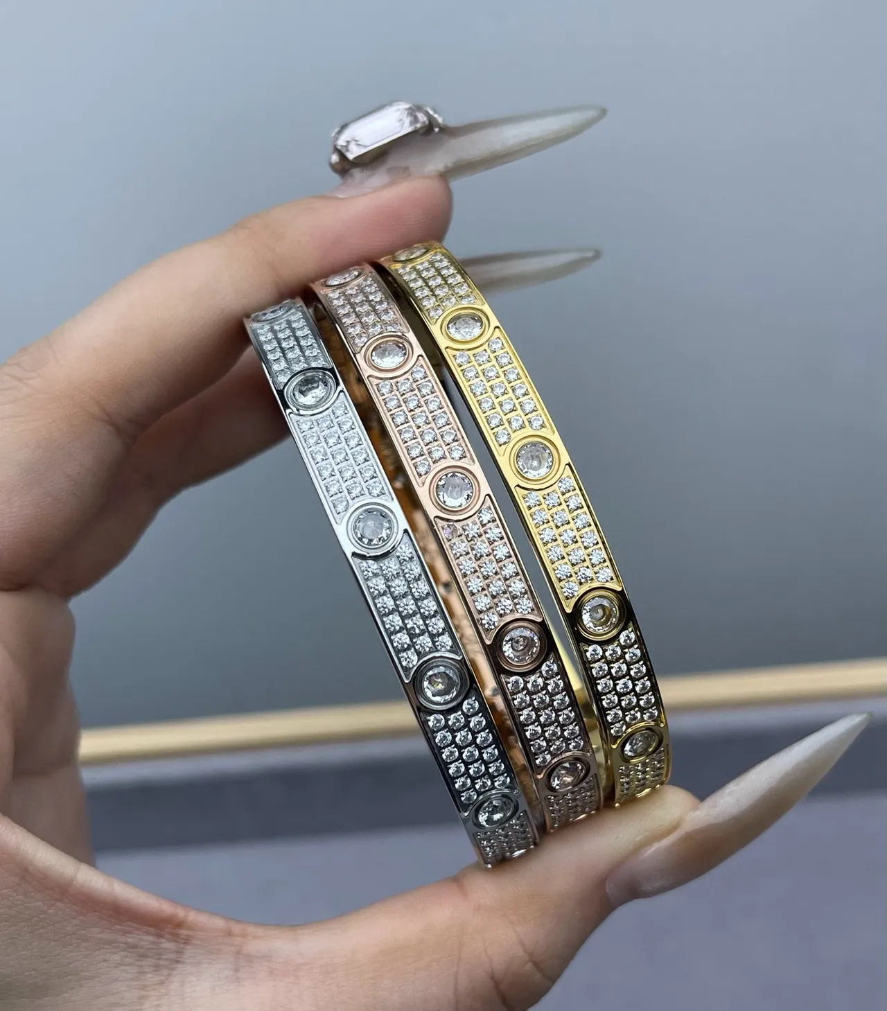 Cartier Love سوار نقش المسمار المزين Pavé-Set سوار بنجل صلب 2