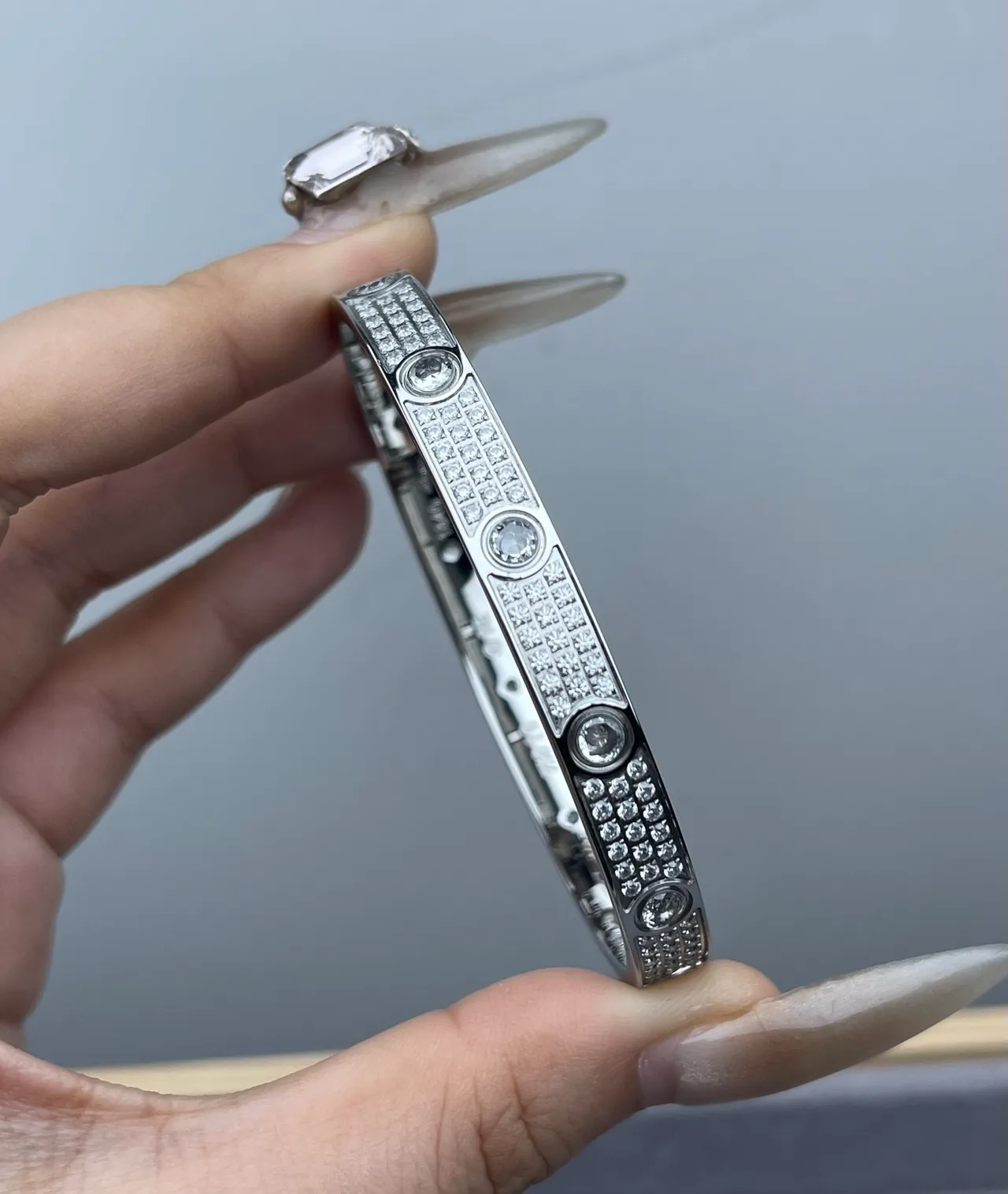 Cartier Love سوار نقش المسمار المزين Pavé-Set سوار بنجل صلب 4