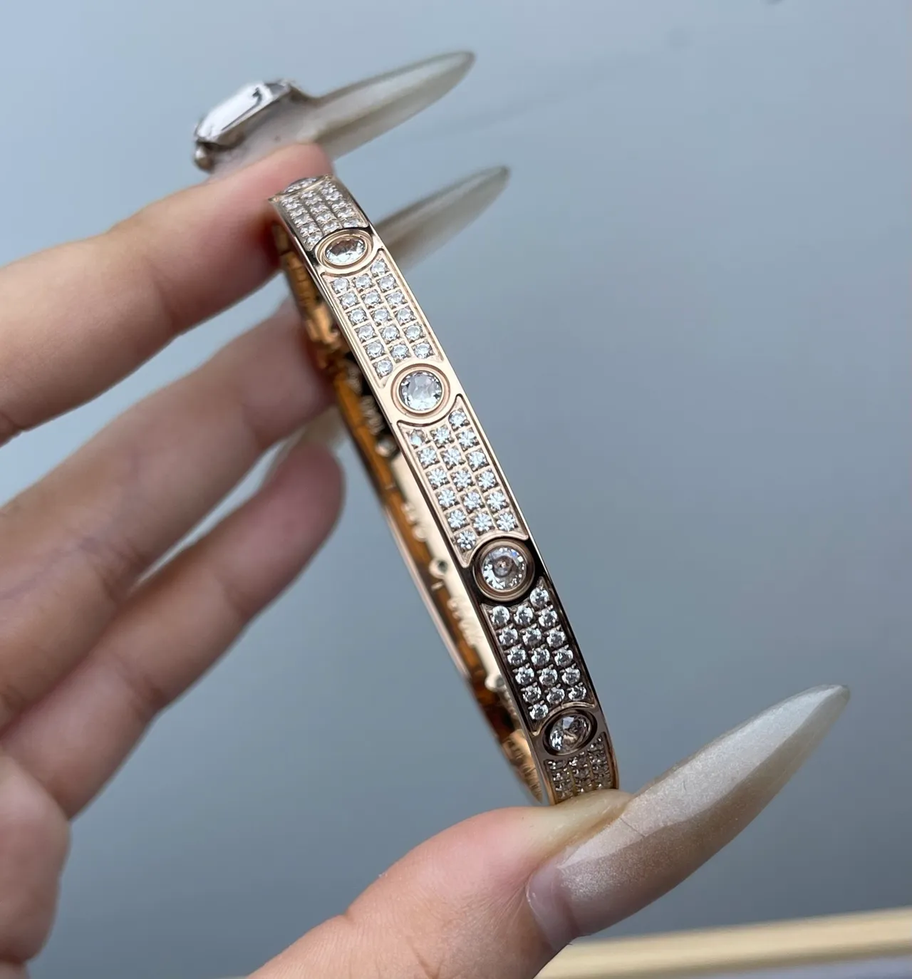 Cartier Love سوار نقش المسمار المزين Pavé-Set سوار بنجل صلب 5