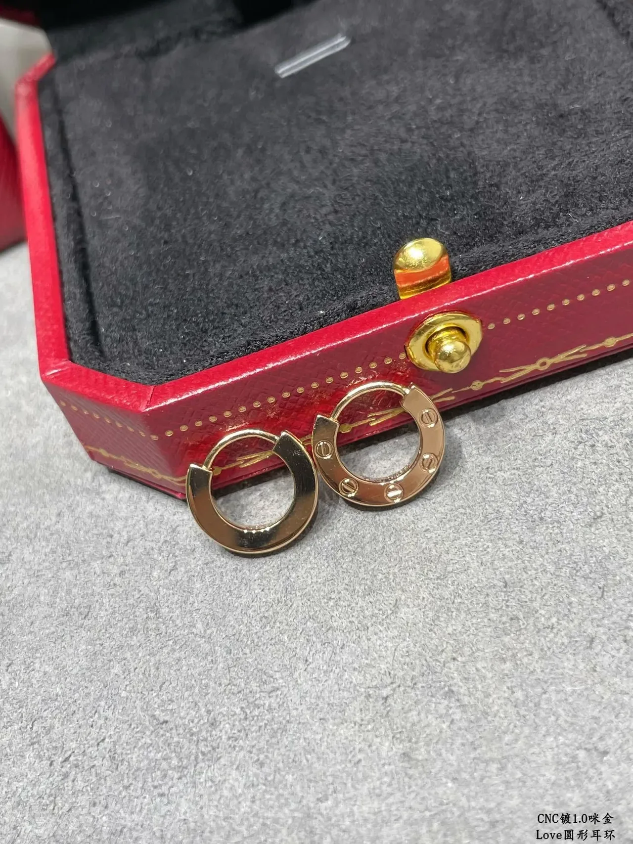 Cartier Love Boucles d'Oreilles Cercles à Charnière en Or et Argent avec Détail de Motif de Vis 3