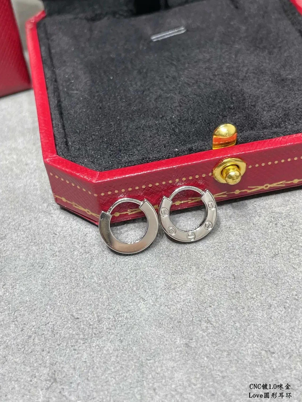Cartier Love Boucles d'Oreilles Cercles à Charnière en Or et Argent avec Détail de Motif de Vis 4