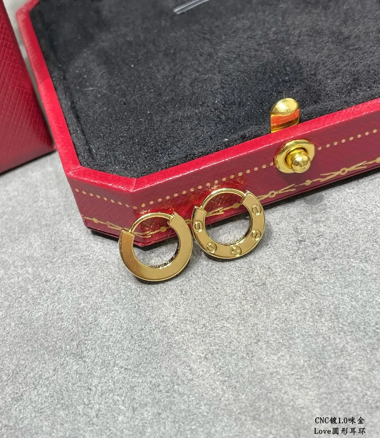 Cartier Love Boucles d'Oreilles Cercles à Charnière en Or et Argent avec Détail de Motif de Vis 5
