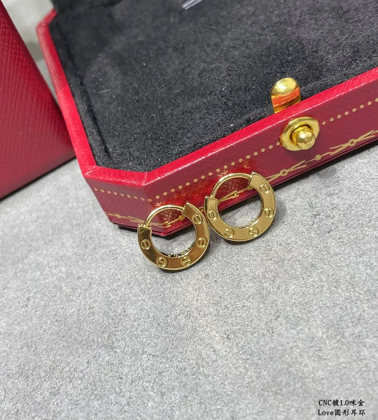 Cartier Love Boucles d'Oreilles Cercles à Charnière en Or et Argent avec Détail de Motif de Vis 6