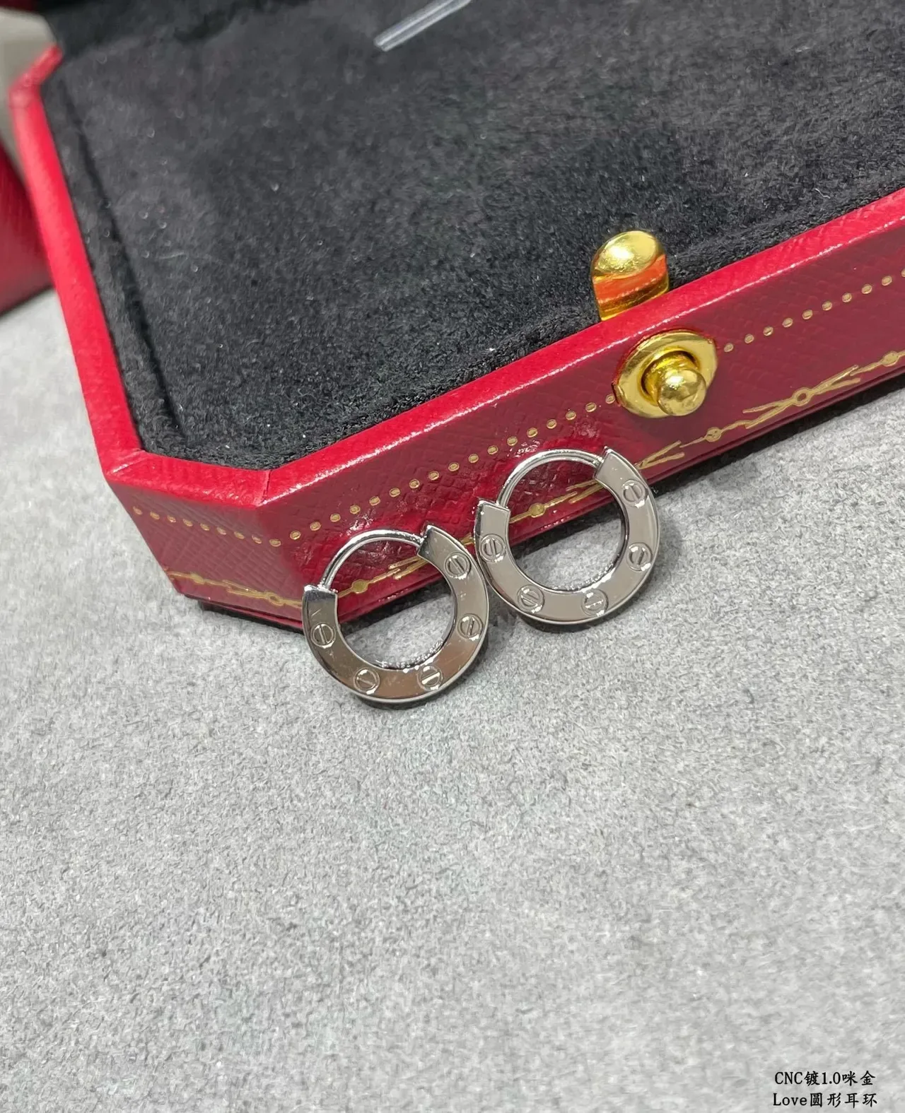 Cartier Love Boucles d'Oreilles Cercles à Charnière en Or et Argent avec Détail de Motif de Vis 7