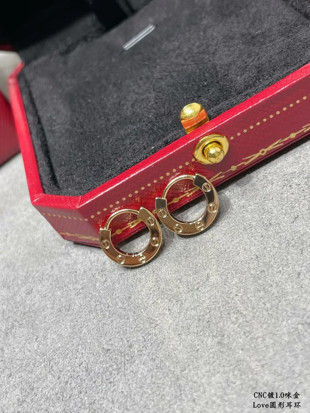 Cartier Love Boucles d'Oreilles Cercles à Charnière en Or et Argent avec Détail de Motif de Vis 8