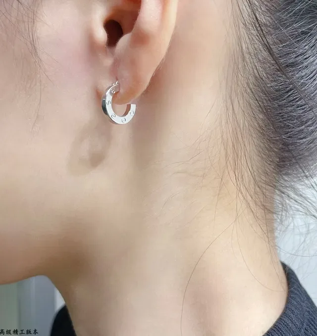 Cartier Love Boucles d'Oreilles Cercles à Charnière en Or et Argent avec Détail de Motif de Vis 9