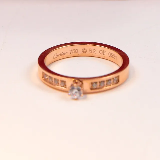 Bague Cartier en or rose à diamant solitaire sertie en canal 2