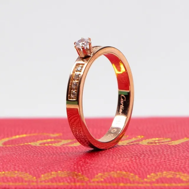 Bague Cartier en or rose à diamant solitaire sertie en canal 4