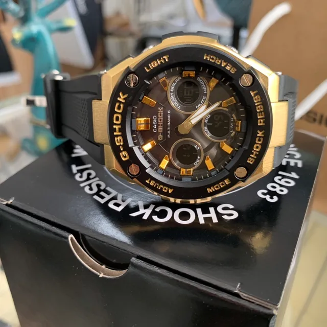 Casio G-Shock GA-2100 Or et Noir Montre Sport 4