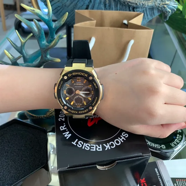 Casio G-Shock GA-2100 Or et Noir Montre Sport 5