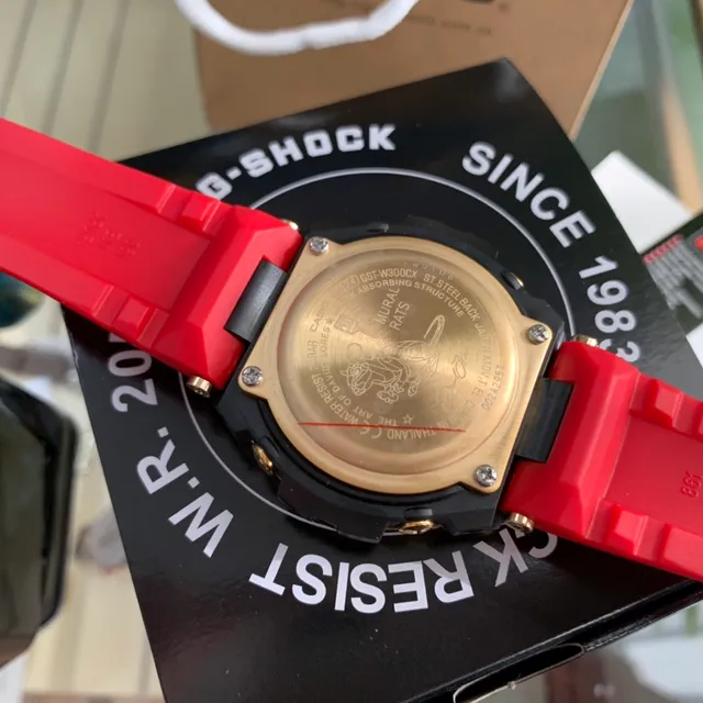 Casio G-Shock GA-2100 Relógio Esportivo Dourado e Vermelho 3