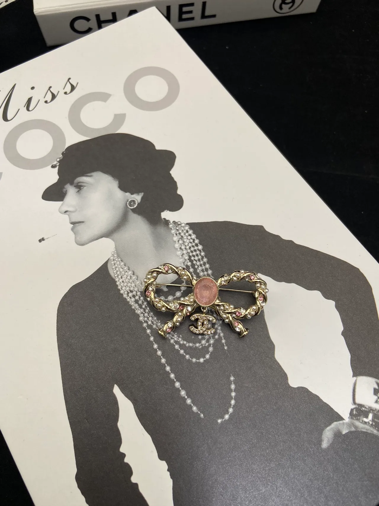 Chanel Bijoux Fantaisie Collar de Oro Rosa con Motivo de Lazo Perlas y Cristales 2