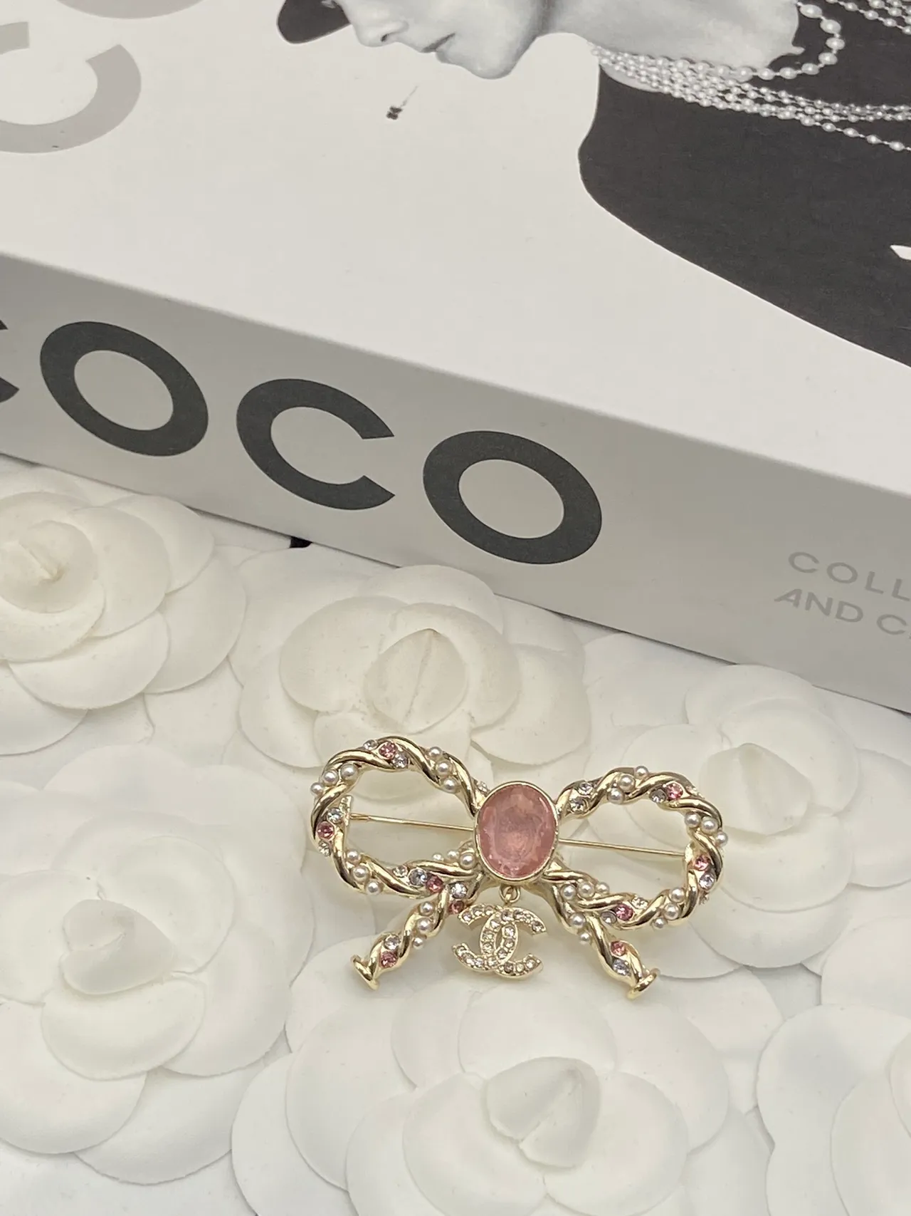 Chanel Bijoux Fantaisie Collar de Oro Rosa con Motivo de Lazo Perlas y Cristales 3